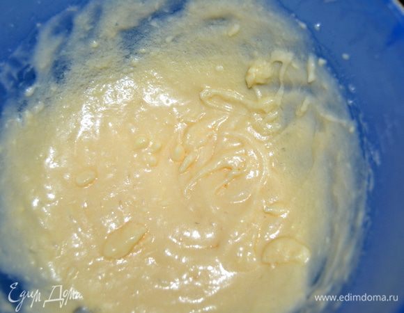 Масло взбить с сахарной пудрой и половиной яйца (вторую половину оставим на обмазку булочек).