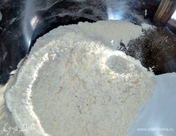 Муку просеять, добавить кардамон, соль, дрожжи.