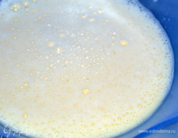 Молоко подогреть. В теплое молоко добавляем взбитое масло,перемешиваем и постепенно вводим муку.