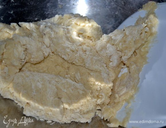 Вымешиваем однородное тесто, накрываем полотенцем, ставим в теплое место на 2 часа.