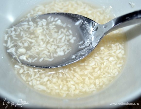 Приготовить заливку. Смешать пудру с лимонным соком, по желанию добавить кокосовую стружку.