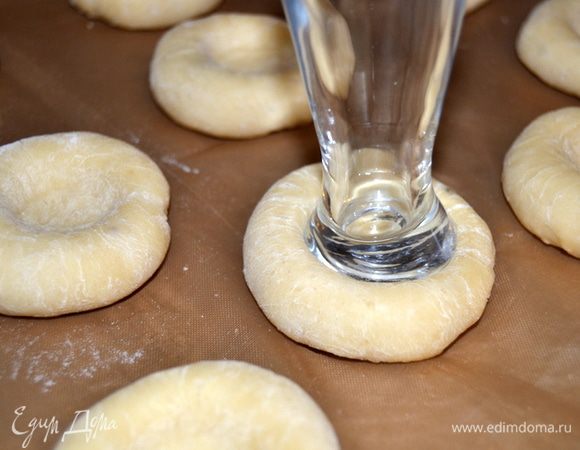 Формируем шарики, делаем вмятинку, как для ватрушек.