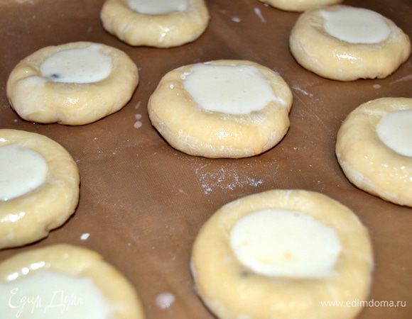 Заполняем остывшим кремом и обмазываем разболтанной половиной яйца.