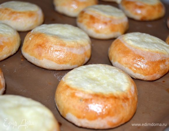 Выпекаем в разогретой до 190 градусов духовке, минут 20 до румяности. Остудить и сверху полить приготовленной заливкой.