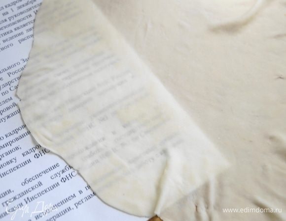 Затем растягиваем пласт теста в разные стороны на тыльной стороне рук. Тянем  до того пока тесто не станет просвечивать, но главное следим за тем, чтобы оно не порвалось. 