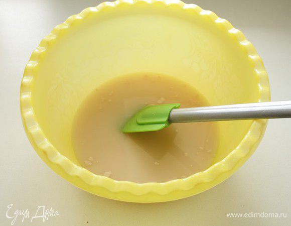 Смешать дрожжи, сахар и слегка теплую воду.