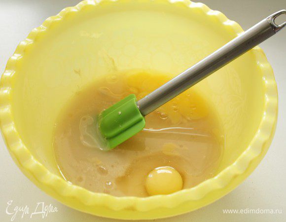 Добавить яйца, масло, ванильный сахар.