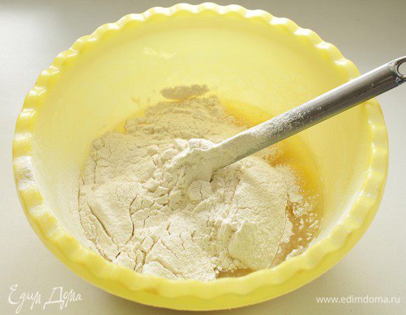 Постепенно всыпать муку и соль.