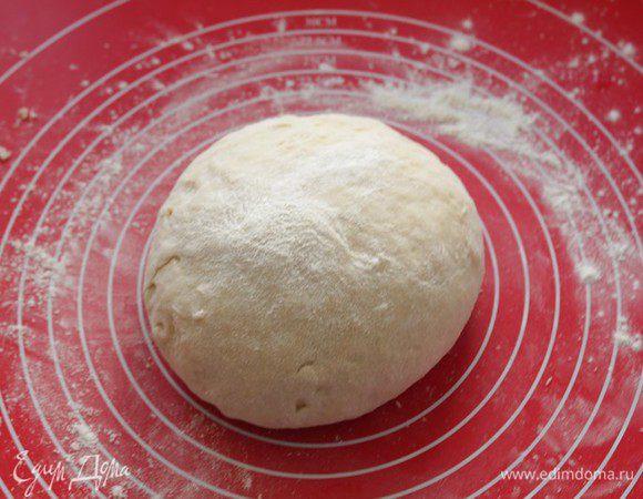Замесить гладкое и однородное тесто.
