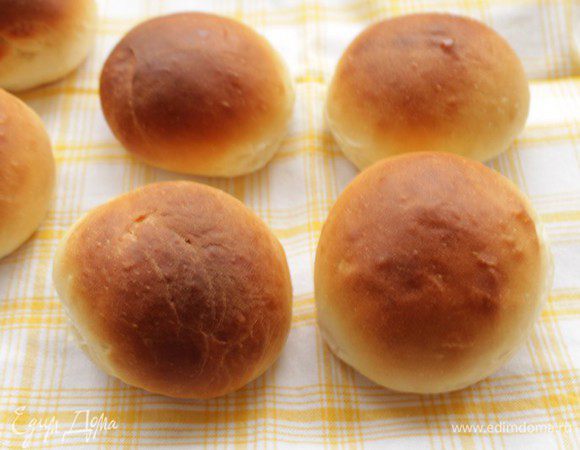 Разогреть духовку до 180 градусов и выпекать пончики 15-18 минут до румяного цвета.