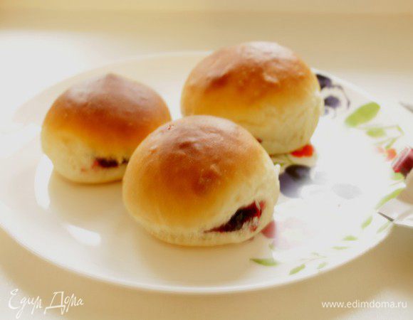 Затем охладить пончики на противне и начинить их джемом.