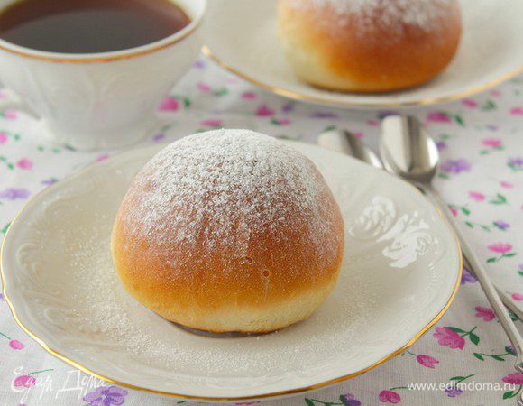 Посыпать сахарной пудрой.