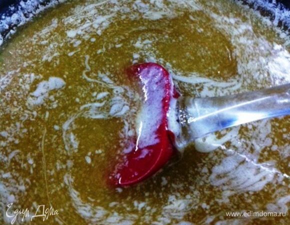 Прогреваем на водяной бане смесь сливочного масла, меда и сахара до полного растворения сахара. 


