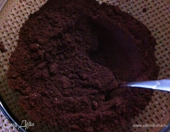 Смешать корицу, гвоздику, кардамон, какао-порошок, семена аниса.