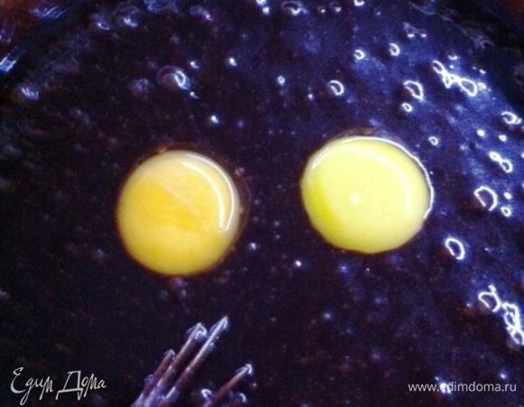 Затем добавляем желтки, ром и хорошо вымешиваем тесто руками, добавляя частями муку.