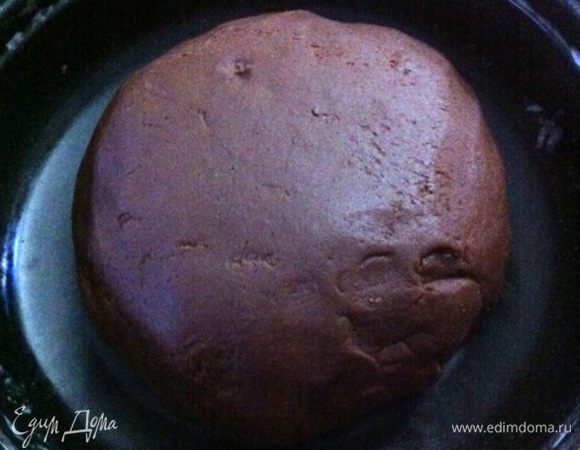 Тесто должно получиться плотным и эластичным. 
Собираем тесто в шар, заворачиваем в пищевую пленку и убираем в холодильник на ночь.
На следующий день выпекаем пряники.