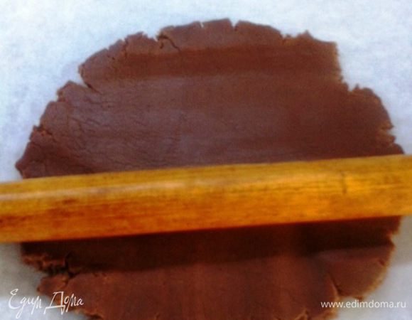 Разогреваем духовку до 220 градусов.
Раскатываем тесто в пласт желаемой толщины (кто-то любит тоньше, кому- то нравится толще). Я раскатывала и так, и так, причем сразу на пекарской бумаге, чтобы не деформировать фигурки.  