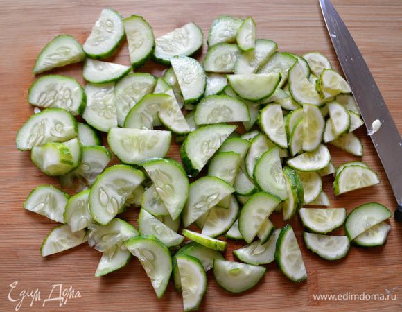 Два средних огурца нарезать дольками, посолить и дать немного постоять. 

