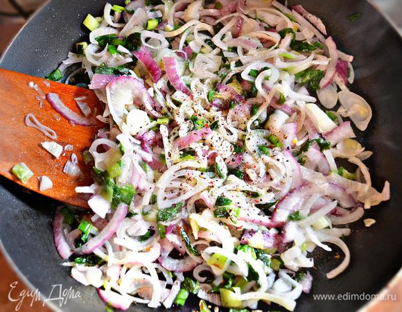 К луку добавить овощной бульон, винный уксус, щепотку сахара, соль и перец по вкусу. Затем необходимо довести бульон до кипения и вылить соус в картофель, осторожно перемешать и дать постоять около 10 мин.
