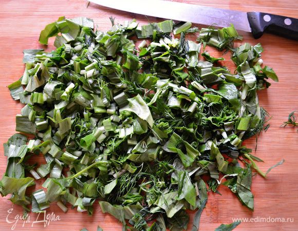 Черемшу промыть и нарезать полосками.
