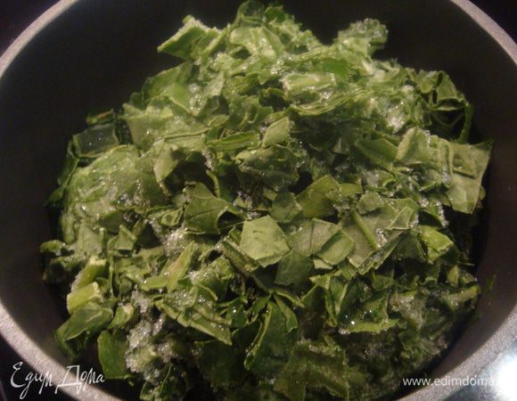 Шпинат положить  в кастрюлю, поставить на огонь и готовить, помешивая в течении 2 минут, откинуть на сито и отжать.