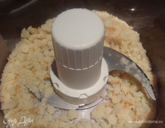 Хлеб измельчить в блендере (у меня был кусочек черствого батона). 