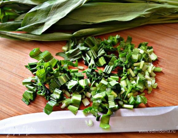 Черемшу мелко порезать.