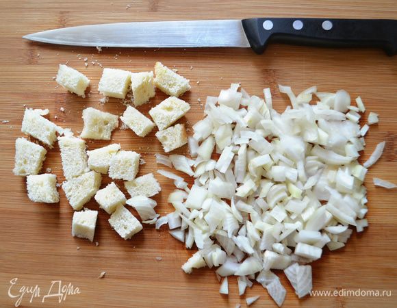 С белого хлеба срезать корки, а мякиш нарезать кубиками. Лук мелко порубить, перемешать с кубиками хлеба и залить горячим овощным бульоном, хорошо вымесить.