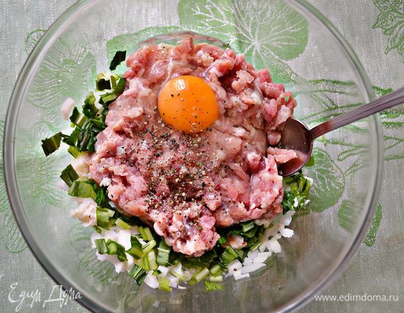 Подготовить фарш индейки. Если он у вас был замороженный, то после его оттаивания необходимо слить лишнюю жидкость. Добавить в фарш мелко порезанную черемшу, рубленный лук с хлебом и яйцо.