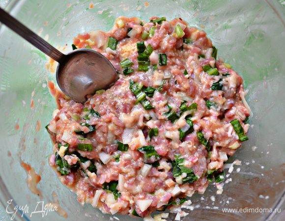 Перемешать, посолить и поперчить массу и снова хорошо перемешать.