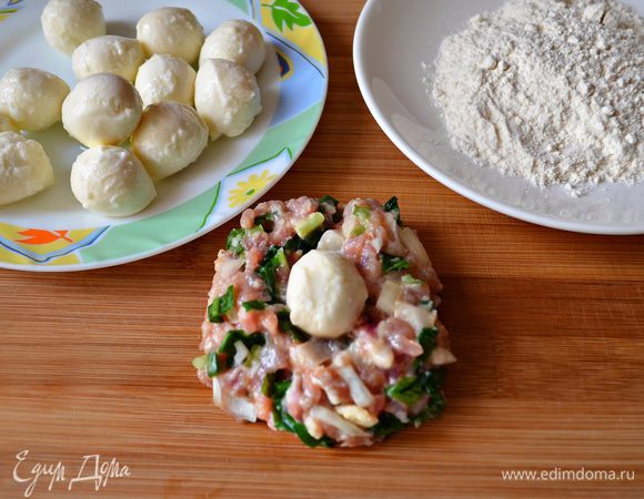 Подготовьте моцареллу, слив лишнюю жидкость и промокнув шарики бумажной салфеткой. Из фарша сделайте небольшую лепёшку, в центр которой положите шарик моцареллы и сформируйте тефтели. Делайте это аккуратно, т. к. фарш очень нежный и может быть немного жидковат.