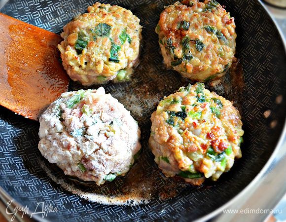 Слегка обваляйте каждую тефтельку в муке и обжарьте на среднем огне на растительном масле до румяной корочки 10-12 мин, а затем накройте сковороду крышкой и доведите до готовности (5-7 мин). Для тех, кто следит за фигурой, тефтели можно запечь в духовке.