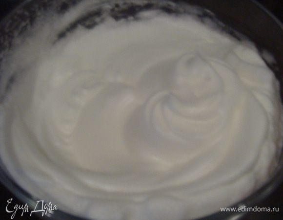 Белки взбить миксером в крепкую пену.