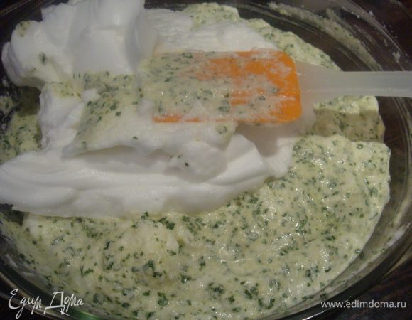 Белки добавить к основной массе и аккуратно перемешать.