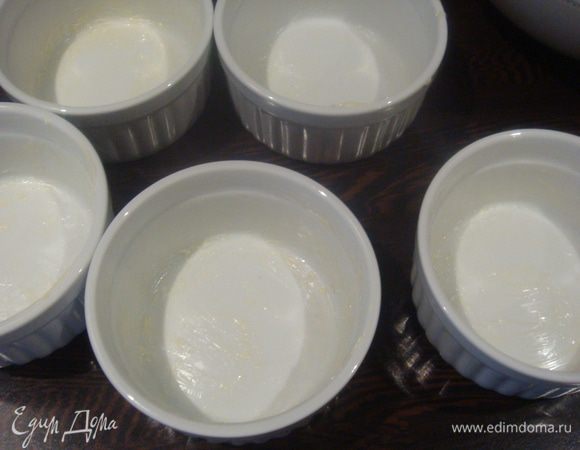 Формочки смазать сливочным маслом.