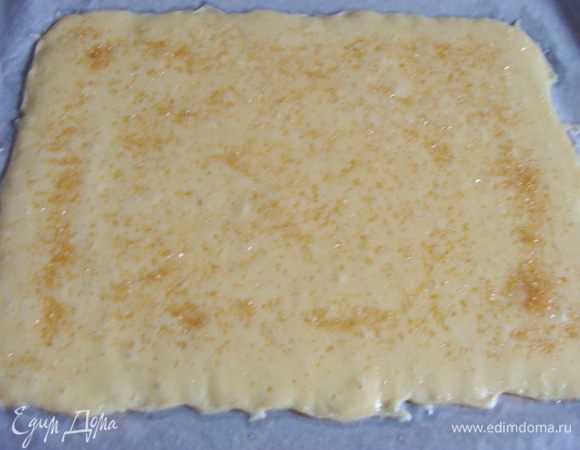 Поставить в разогретую до 180* духовку.
Когда сыр растает, вынуть противень, посыпать сыр сахарным песком.
Песка должно быть совсем немного, только чтобы слегка был оттенок карамели. 