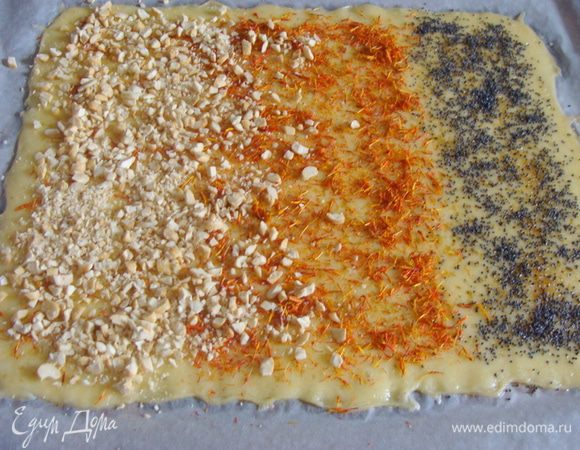 Один край посыпать маком, оставшуюся часть шафраном, но не равномерно, а ближе к маку сильнее. С другого конца посыпать орешками.