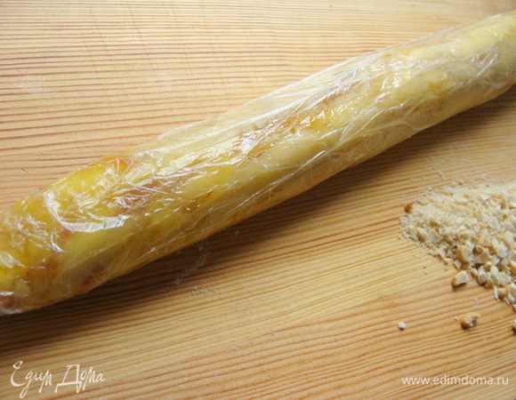 Получившуюся колбаску завернуть в пищевую пленку и полностью остудить.
Сыр еще сильно теплый и колбаске нужно постоянно придавать форму, иначе она будет плоской.
Когда сыр полностью остынет, убрать в холодильник.
Хранить в холоде можно несколько дней.