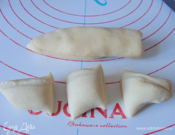 Взять 6 кусочков теста одинакового размера.