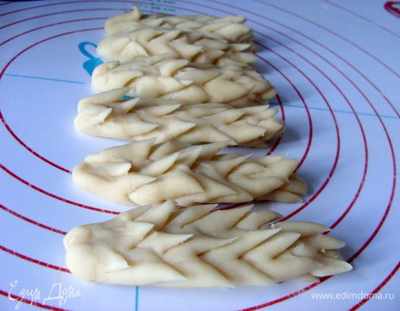 Слепить продолговатые основы для колосьев.
Маленькими ножницами прорезать рисунок.