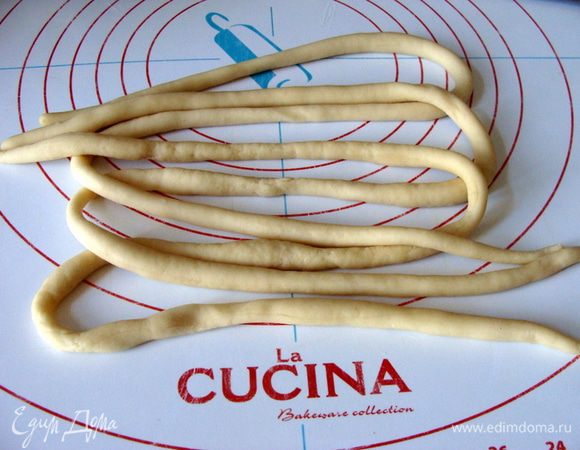 Раскатать 3 длинных тонких жгута.
