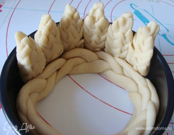 Я использовала маленькую порционную разъемную форму.
Сложила в нее косичку и подставила колосья.