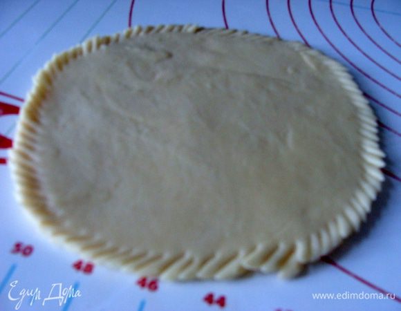 Из оставшегося теста раскатать круглую лепешку. 
Концы прорезать ножницами.
Это будет основа.
Смазать все желтком, размешанным с капелькой воды, и поставить в духовку, разогретую до 180*.