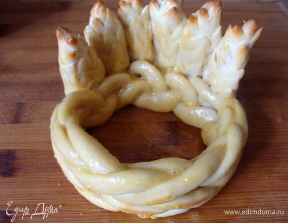 Когда концы колосьев начнут подрумяниваться, освободить всю композицию от формы и смазать как следует со всех сторон желтком.
Основа к этому времени должна уже быть готова, ее нужно просто выложить и накрыть полотенцем.
Концы колосьев обернуть фольгой и поставить колечко в духовку до зарумянивания. Потом полностью остудить, накрыв полотенцем.