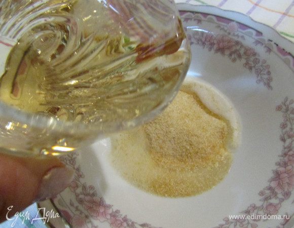 Желатин залить лимонадом, оставить до набухания.