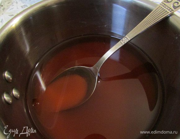 В сотейник налить гранатовый сок. Добавить сахар и лимонную кислоту. Все хорошо перемешать.