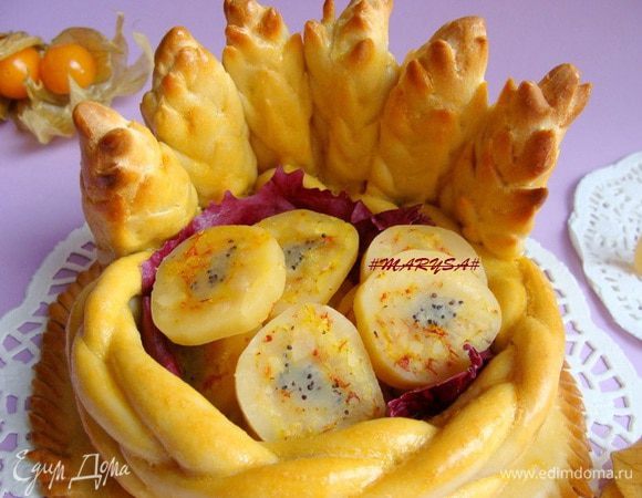 Вот так я придумала подать красиво "монетки из сыра", сложив их в хлебное колечко.
Его можно высушить и использовать не один раз! А можно съесть вместе с  закуской.