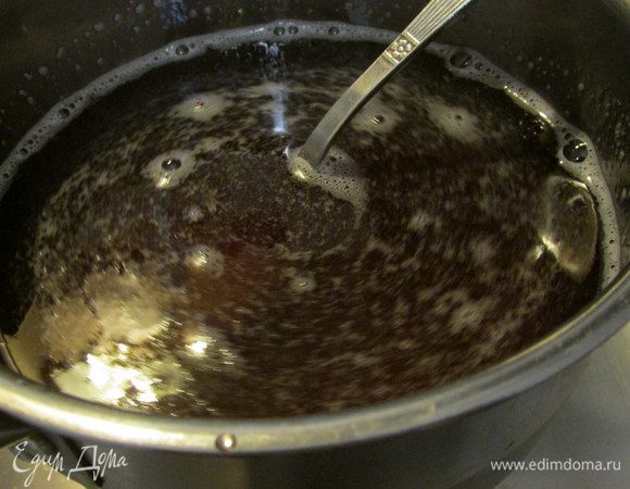 Сотейник поставить на медленный огонь минут на 20 (НЕ КИПЯТИТЬ!).