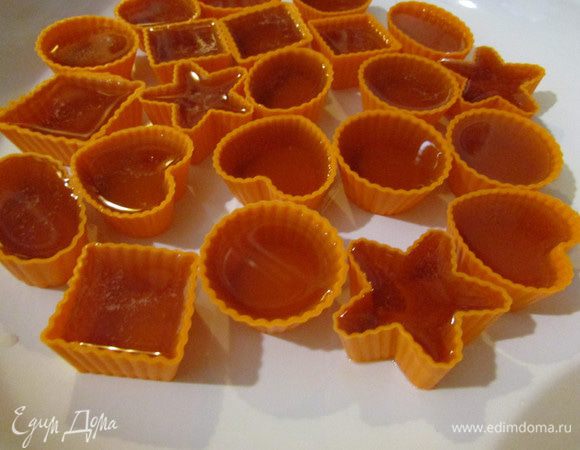 Горячую смесь слегка остудить, разлить по формочкам (формочки заранее выставить на ровный поддон, чтобы удобно перенести в холодильник). Дать полностью остыть, затем отправить в холод до полного остывания.