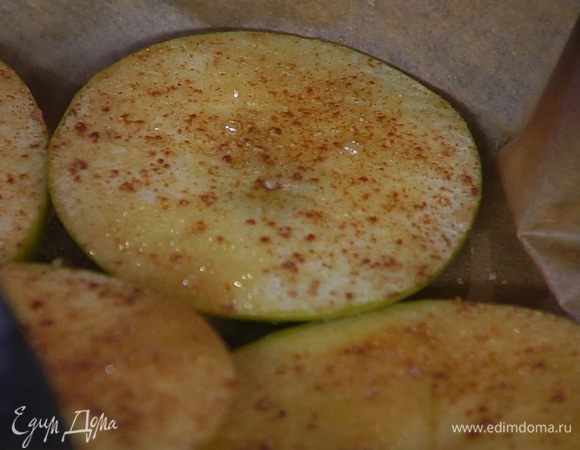 Отправить яблоки под гриль и запекать до полуготовности.